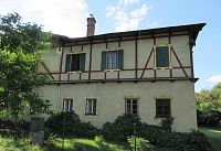 Strážisko - vila při hlavní silnici