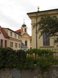 Kutná Hora - budova Českobratrského evangelického sboru - v pozadí kostel Voršilek