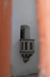 Kostel sv. Jakuba - kazatelna viditelná škvírkou ve dveřích