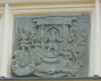 Radnice na Starém náměstí -  reliefy nad vchodem