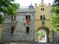 Hlavní vchod do zámku s barokním strážním domkem