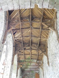 Rytířský sál - zachovaný dřevěný strop s vyřezávanou konstrukcí s využitím gotizujících kružeb