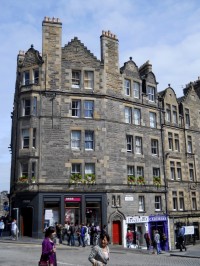 Edinburgh - obchod na rohu Lawnmarket a Uper Bow