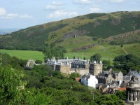 Pohled z Calton Hill na jih - palác  Holyroodského opatství i ruiny bývalého kláštera