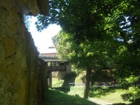 Vejprnice - krytý dřevěný most přes příkop býv. tvrze 