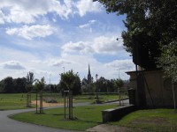 Vstup do parku s pohledem na plzeňskou Katedrálu sv. Bartoloměje