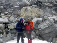 Standa s horským vůdcem před ledovcem