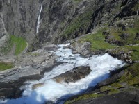 Pohled od vyhlídky na vodopád Stigfossen