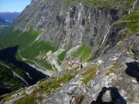 Pohled na vyhlídku nad vodopádem Stigfossen