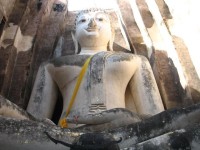 WAT SRI CHUM - 14 m vysoký, 11 m široký sedící Buddha