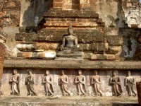 Obcházení sochy Buddhy s modlitbami v kameni