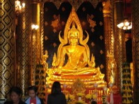 WAT MAHA DHAT - zářící Buddha s černým pozadím