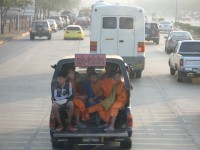 Malí mniši cestou do školy