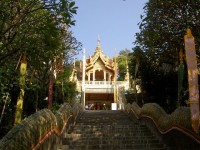 Vstup do chrámů - 300 schodů
