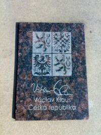 Podpis Václava Klause na lemu fontány