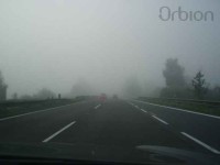 Ranní mlha na dálnici