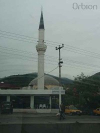 Typická turecká mešita s úzkým minaretem