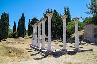 Asklepion, antické ruiny největšího léčebného chrámu v Řecku, 4 km od hl. města Kosu. Pochází ze 4. století p.n.l.