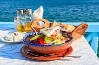 Typický řecký salát plný čerstvé zeleniny