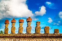 Sochy Moai na plošině Ahu Nua Nua u pláži Anakena na severním pobřeží Velikonočních ostrovů