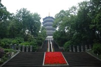 K pagodě vedou schody a eskalátory