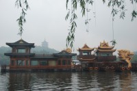 Pohled na pagodu přes výletní loď