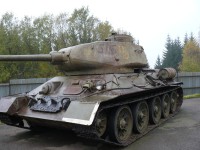 Tank T-34 stojící před vstupem do pevnosti