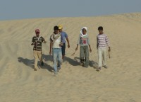 Malí obchodníci v dunách, Sahara, Tunisko
