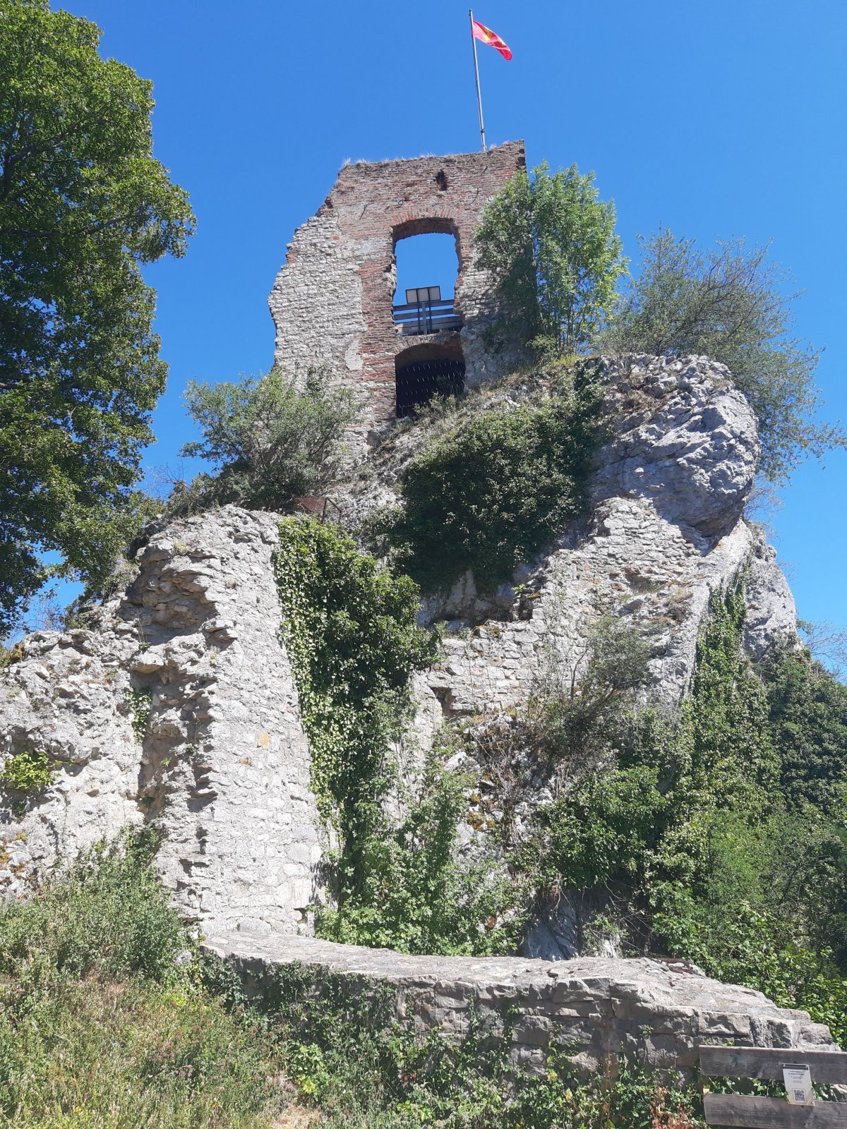 Středověký hrad Chateau de Ferrette
