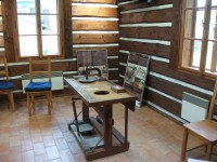 Vnitřek Kamenářského domu obsahuje i pracovní stůl s obráběcími nástroji