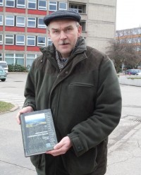 Jeden z hlavních autorů publikace profesor Stanislav Vacek s publikací v ruce