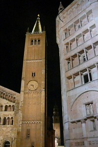 katedrála (Cattedrale) a Baptisérium (Battistero). Mezi věžemi je vidět opatský chrám San Giovanni Evangelista