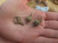 Ukázka šperků (bronzové velkomoravské náušnice) nalezených na Hradišti