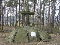 Kříž s mohylou a deskou v lesíku