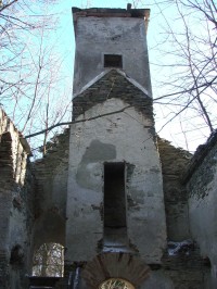 pohled na věž z kaple