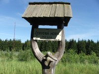 ukazatel Červená hora vedle meteorologické stanice