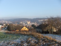 pohled z kapličky na kostel a hrad