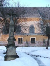 Kamenný kříž - klasicistní kříž z roku 1782 u farního kostela