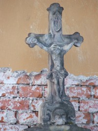 náhrobek Theodora Bratise - detail kříže pod kterým je lebka
