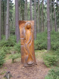 dřevěná socha podél NS