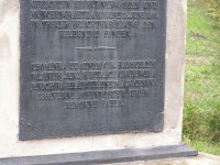 jeden z nápisů na pomníku