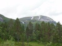 okolní vrcholy ve výšce cca 1100 až 1300 m.n.m.