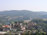 pohled na Tetín, v pozadí Srbské skály z Damilu