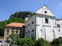 klášter a kostel Narození sv. Jana Křtitele v pozadí skála s křížem 