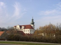 klášter od stanice MHD
