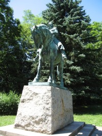 jezdecká socha Jana Žižky v parku