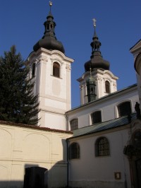 druhé nádvoří kláštera - věže nad románskou kryptou