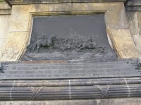 detail poničeného památníku v Křečhoři