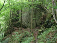 Návarov - mohutná zeď s baštama a oddělující příkop