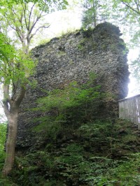 Návarov - část hradeb u vstupu